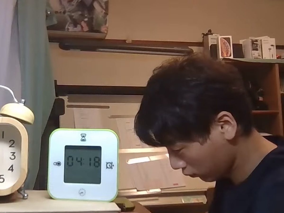 Study With Me の配信で、机に向かうはる
